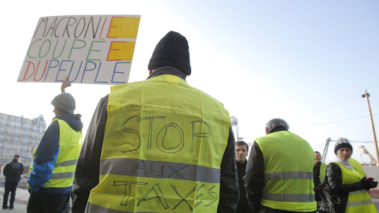 Demonstranten in gelben Warnwesten protestieren in Frankreich gegen hohe Spritpreise.