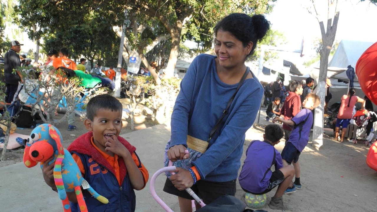 Sie will über die Grenze und lässt sich nicht entmutigen: Karen Aguilera aus Honduras steht mit ihrem Sohn Justin am Rand eines kleinen Spielplatzes in Tijuana.