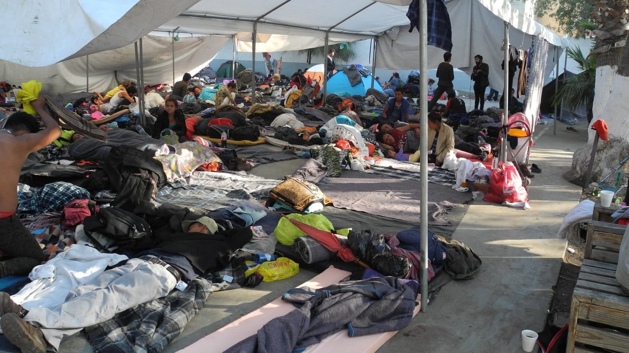 Migranten campieren in der Sportanlage Benito Juárez.