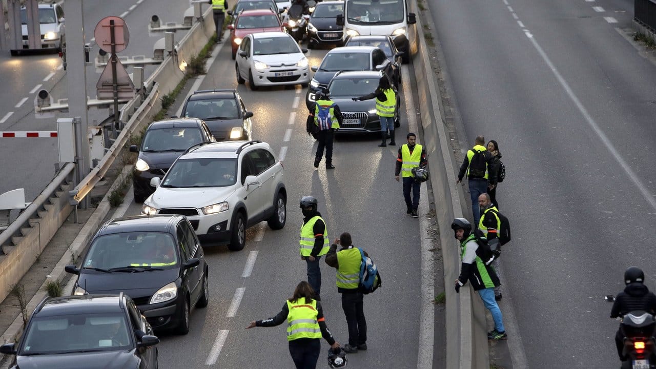 Nichts geht mehr: Demonstranten blockieren aus Protest gegen die französischen Spritpreise eine Autobahnausfahrt.