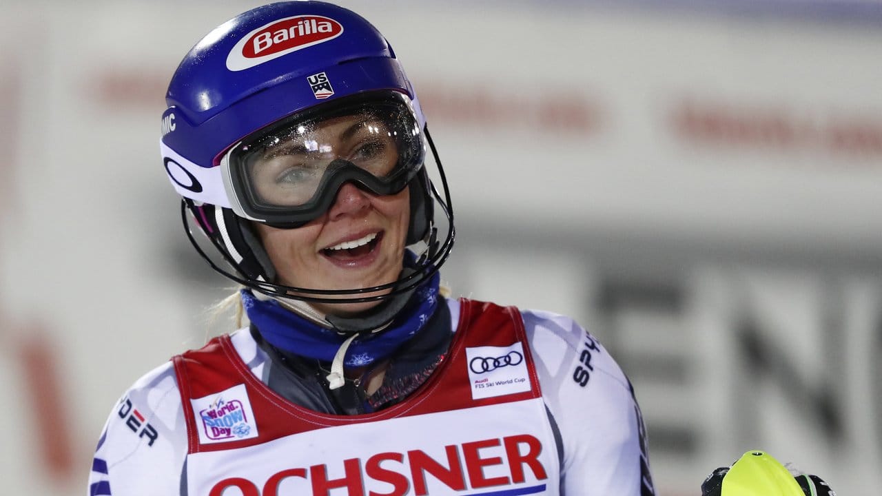 Mikaela Shiffrin freut sich über ihren Sieg in Levi.