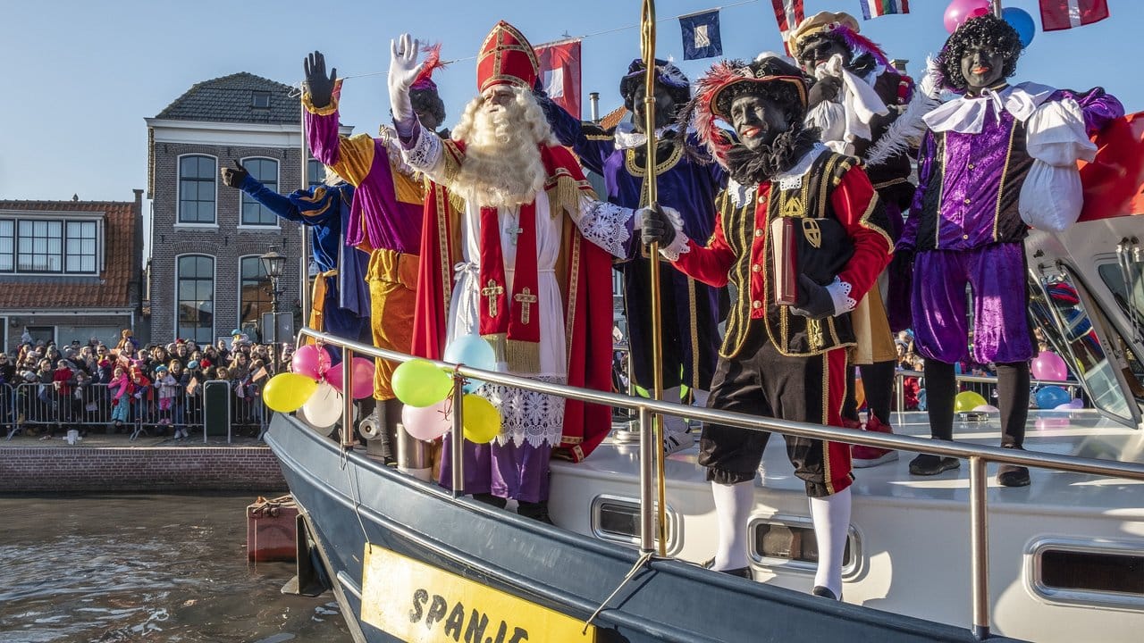 Menschen beobachten in Monnickendam die traditionelle Ankunft von Sinterklaas (Nikolaus) und Zwarte Piet ("Schwarzer Peter") mit einem Dampfschiff. Menschen beobachten in Monnickendam die traditionelle Ankunft von Sinterklaas (Nikolaus) und Zwarte Piet ("Schwarzer Peter") mit einem Dampfschiff.