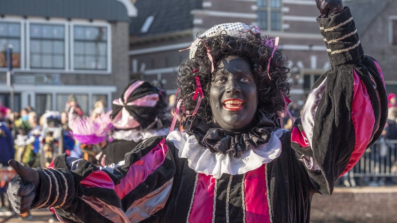 Gegner des Brauchs sagen, dass solche Darstellungen von "Zwarte" Piet rassistische Stereotypen fördern. Gegner des Brauchs sagen, dass solche Darstellungen von "Zwarte" Piet rassistische Stereotypen fördern.