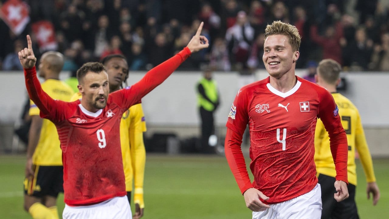Die Schweizer Seferovic (l) und Elvedi siegen sensationell gegen Belgien.