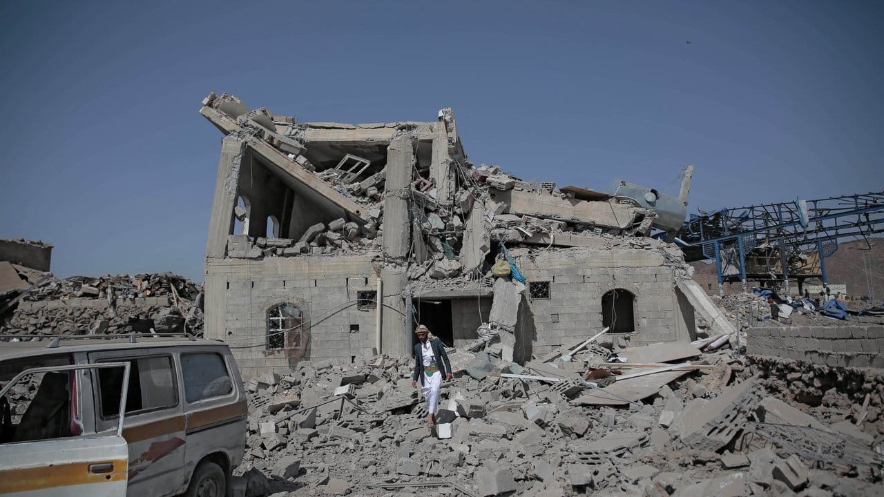 Ein Mann steht vor den Trümmern eines Gebäudes, das bei einem Luftangriff der von Saudi-Arabien geführten Militärkoalition getroffen wurde. Ein Mann steht vor den Trümmern eines Gebäudes, das bei einem Luftangriff der von Saudi-Arabien geführten Militärkoalition getroffen wurde.