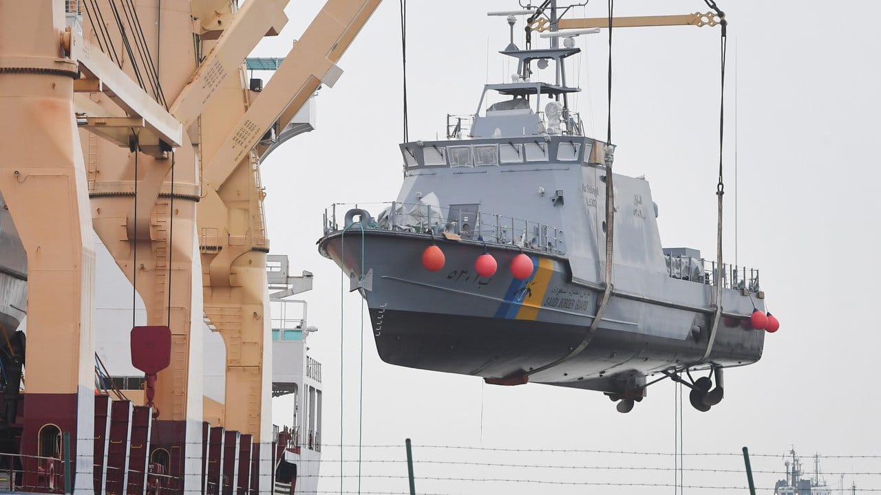 Ein Küstenschutzboot für Saudi-Arabien wird im Hafen auf ein Transportschiff verladen.