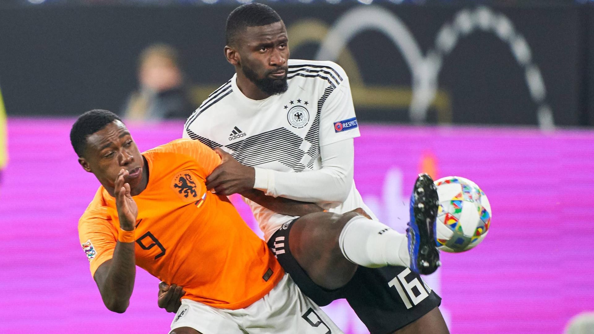 Antonio Rüdiger: An der Seite des erfahrenen Hummels wirkte Rüdiger noch konzentrierter als im Test gegen Russland – und wackelte diesmal nicht. Ganz im Gegenteil: Der Chelsea-Verteidiger erstickte Konter häufig mit seinem aufmerksamen Stellungsspiel im Ansatz. Und wenn es doch mal gefährlich wurde, klärte er die Situation eben per Grätsche. Note 2