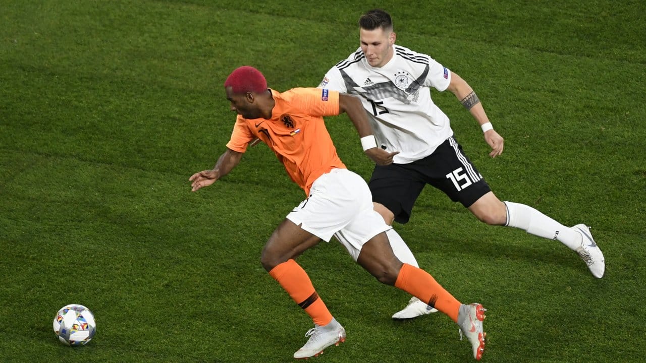 Niklas Süle (r) kämpft gegen den Niederländer Ryan Babel um den Ball.