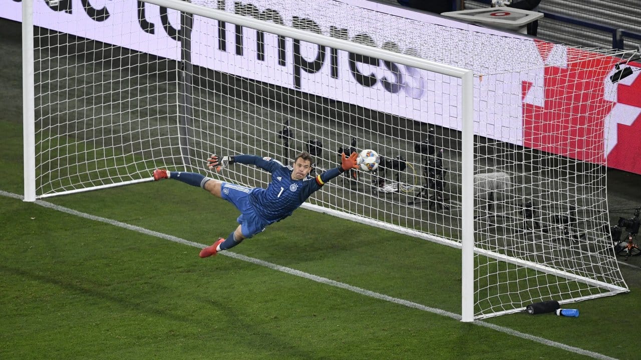 Torwart Manuel Neuer kann den Anschlusstreffer der Niederländer zum 2:1 nicht verhindern.