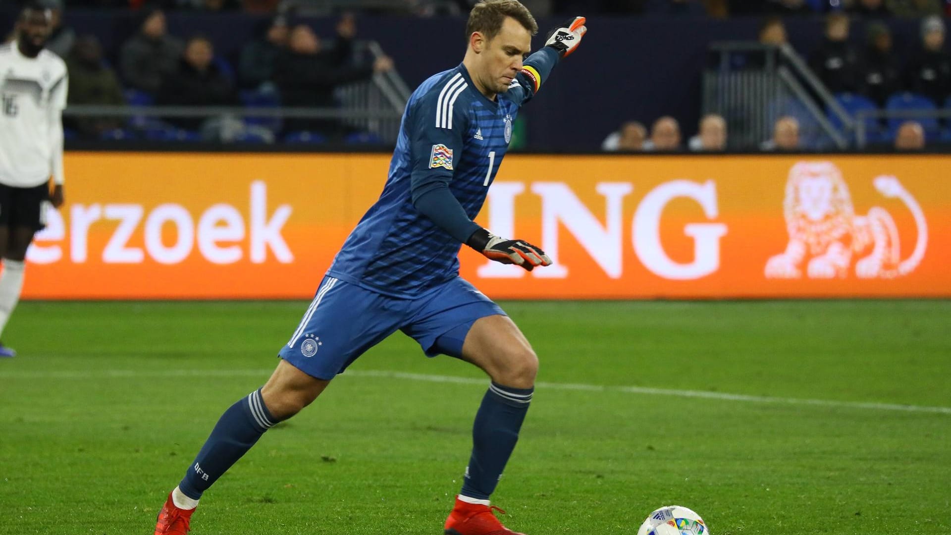 Manuel Neuer: Seine größte Angst dürfte bis in die Schlussphase hinein eine Erkältung gewesen sein. Die wenigen Abschlüsse der Niederländer hielt er souverän. Bei den Gegentoren dann machtlos. Note 3