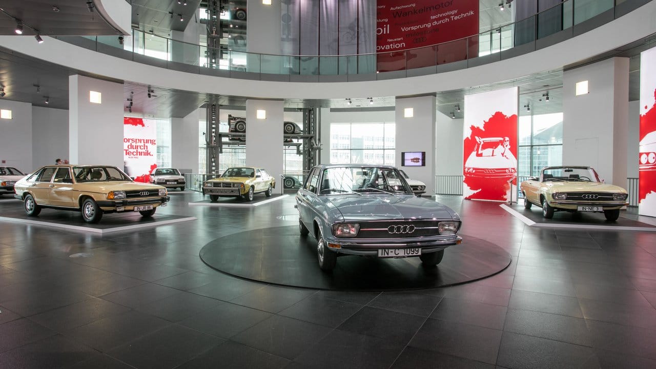 Museales Familientreffen: Der erste Audi 100 im Kreise einiger seiner Nachfolger. Museales Familientreffen: Der erste Audi 100 im Kreise einiger seiner Nachfolger.