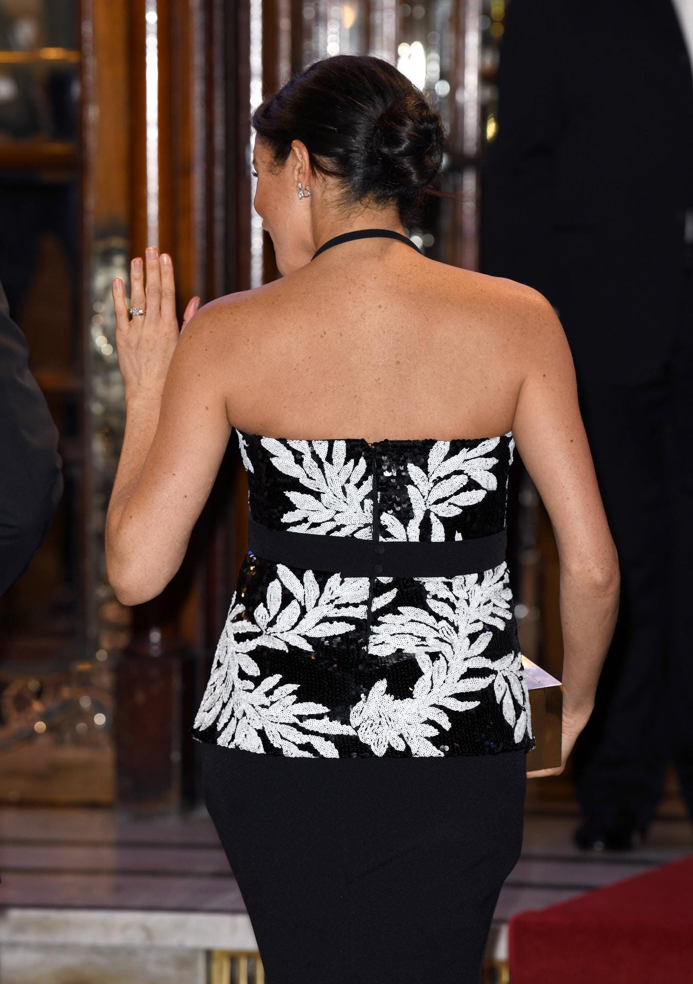 Ein schöner Rücken: Bei der Royal Variety Performance 2018 entzückt Herzogin Meghan in einem Kleid mit Neckholder-Ausschnitt.