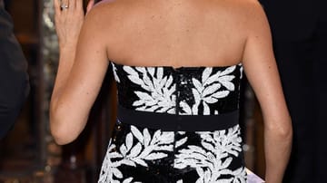 Ein schöner Rücken: Bei der Royal Variety Performance 2018 entzückt Herzogin Meghan in einem Kleid mit Neckholder-Ausschnitt.