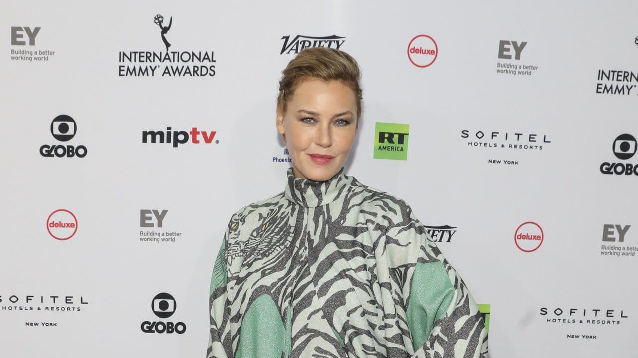 Laudatorin Connie Nielsen wird Anna Schudts Emmy-Triumph verkünden. Laudatorin Connie Nielsen wird Anna Schudts Emmy-Triumph verkünden.