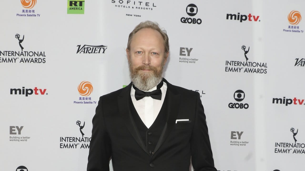 Lars Mikkelsen hat als bester Hauptdarsteller einen International Emmy Award gewonnen. Lars Mikkelsen hat als bester Hauptdarsteller einen International Emmy Award gewonnen.
