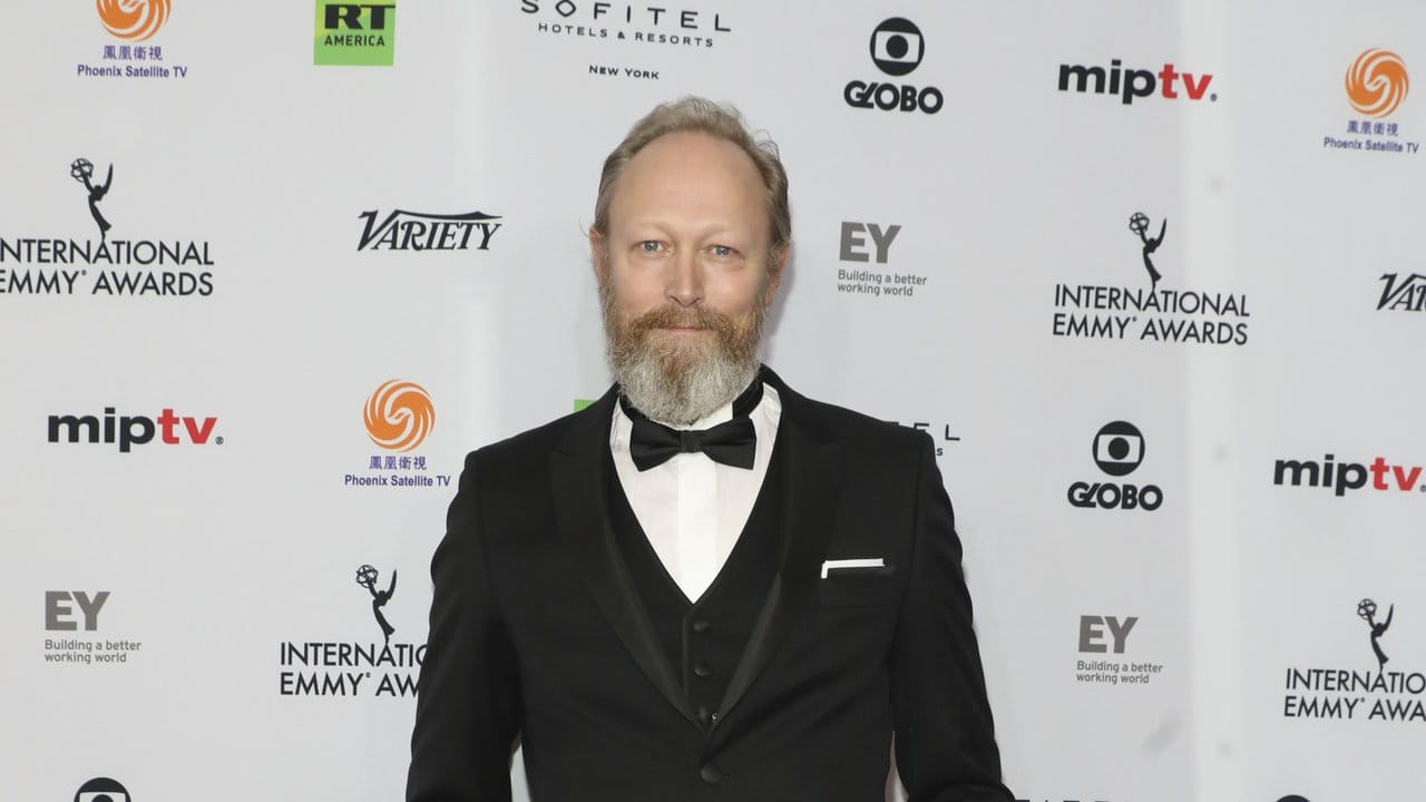 Lars Mikkelsen hat als bester Hauptdarsteller einen International Emmy Award gewonnen.