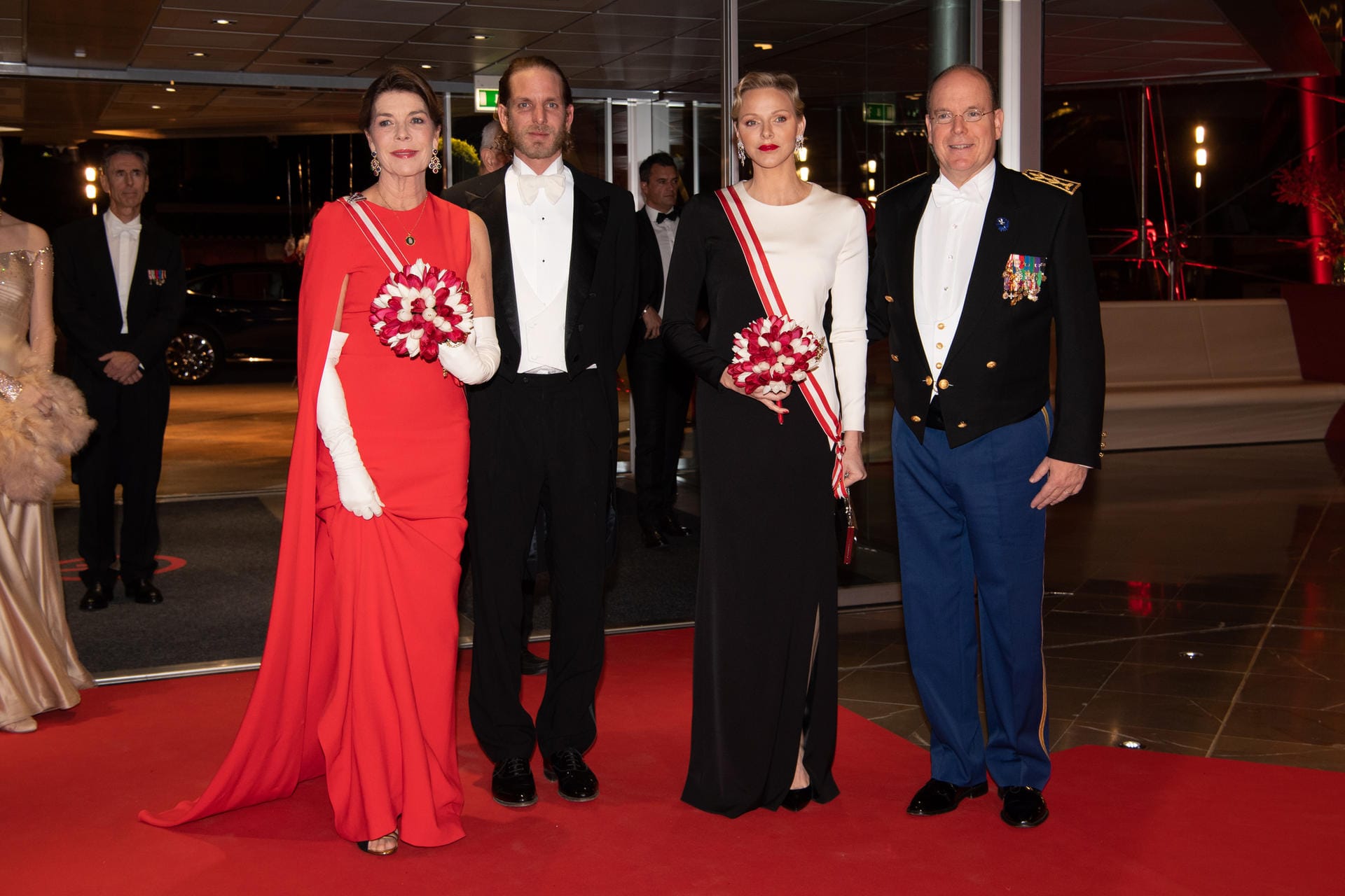 Tagsüber lässig, abends edel: Prinzessin Caroline, ihr Sohn Andrea Casiraghi und Fürstin Charlène mit Fürst Albert besuchen gemeinsam eine Gala.