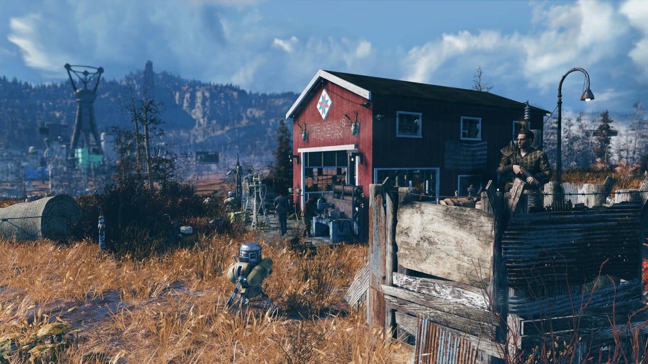 Jeder Gruppe ihr Camp: Hier haben sich Kämpfer in "Fallout 76" ein altes Farmhouse als Unterschlupf gesucht.
