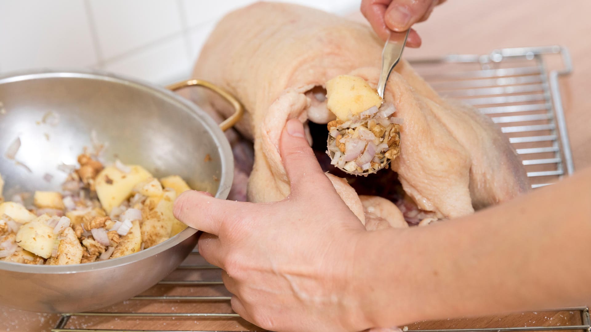 Bei der Füllung können Sie experimentieren: Toll schmeckt es beispielsweise mit Äpfeln, Walnüssen, Zwiebeln und Gewürzen.