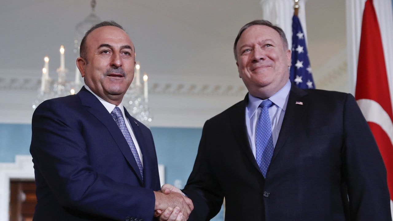 Dem türkischen Außenminister Mevlüt Cavusoglu (l) zufolge will die Türkei sich die Option offenhalten, die UN um eine internationale Untersuchung zu bitten, falls sich die Zusammenarbeit mit Saudi-Arabien bei der Aufklärung des Falles nicht verbessern sollte.