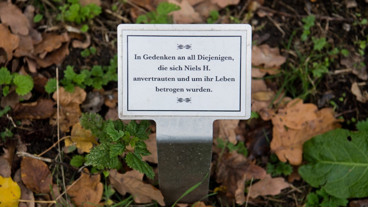 Gedenktafel für Opfer des Krankenpflegers Niels Högel in Delmenhorst.