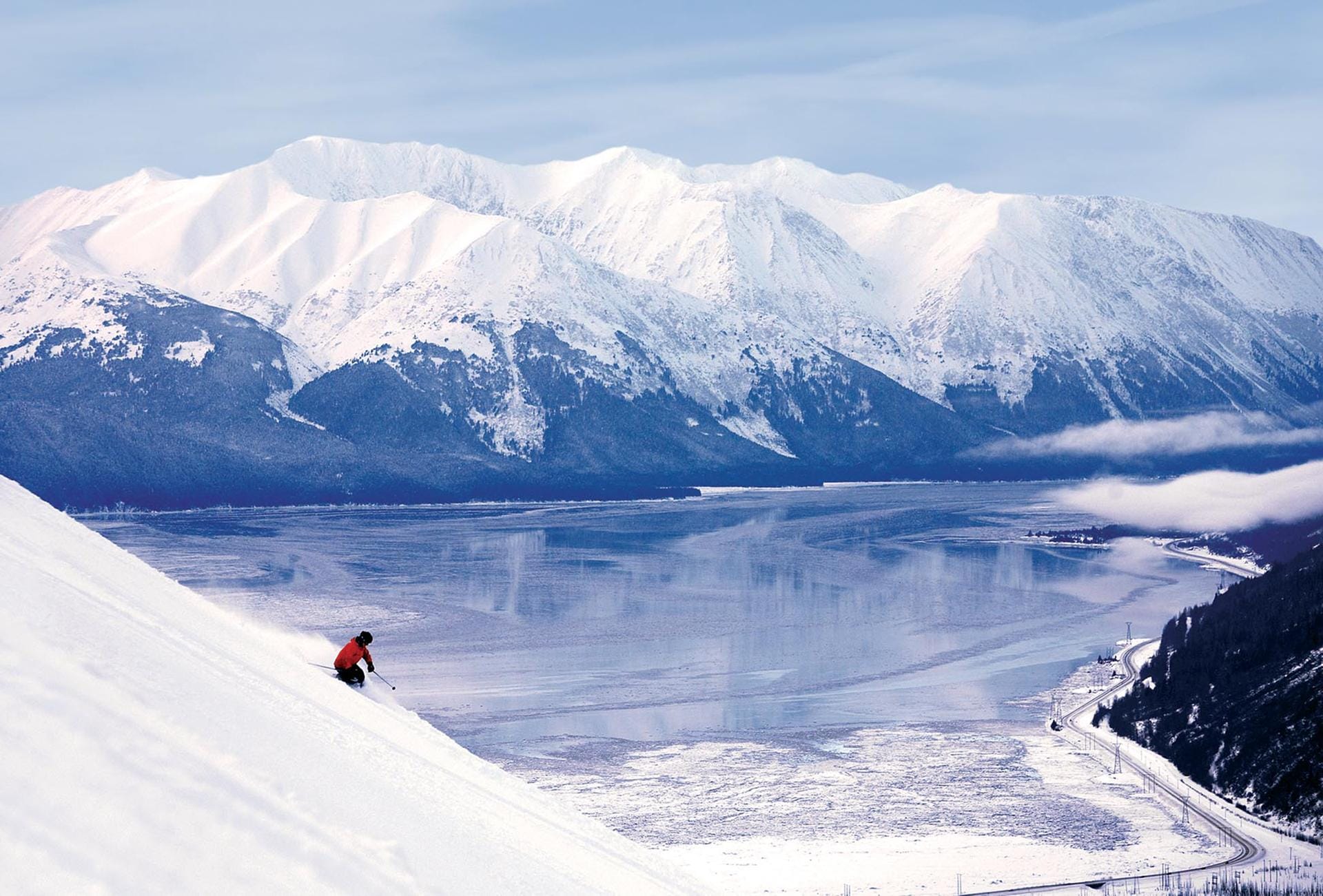 Skifahrer vor Winterlandschaft: In Alaska herrschen ideale Bedingungen für Skifahrer.