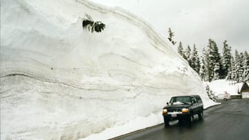 Schneemassen am Mount Baker: Rund um die Straßen ist der Schnee meterhoch.