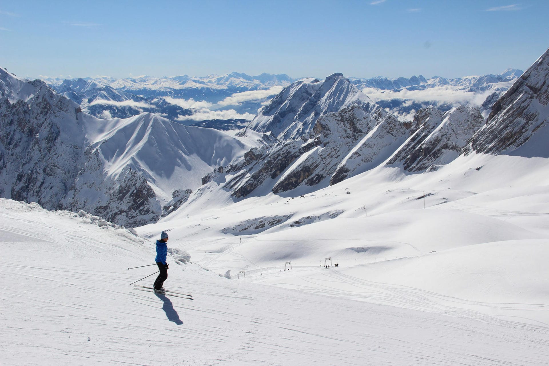 Skifahrer am Zugspitzplatt: Hier wurden die weltweit zweithöchsten Neuschneewerte direkt in einem Skigebiet gemessen.