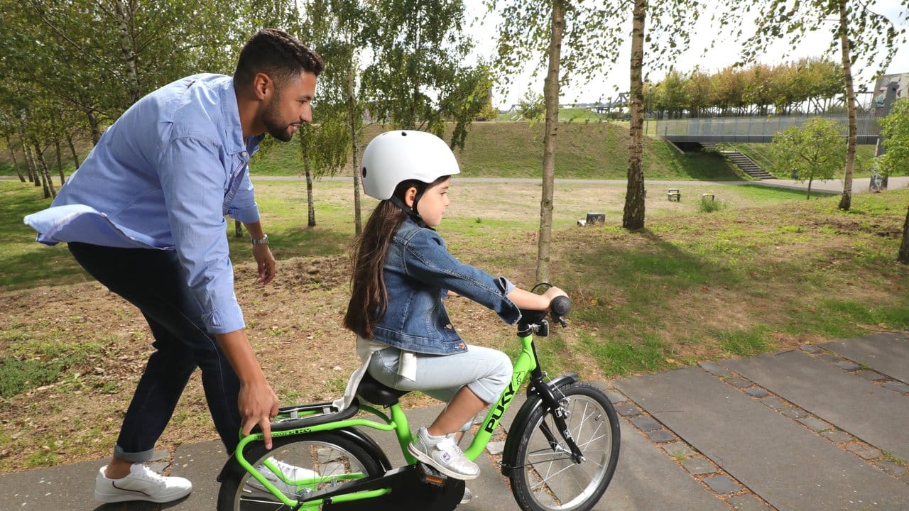 Passt die Fahrradgröße möglichst gut für das Kind, fühlt es sich bei den ersten Fahrversuchen sicherer.