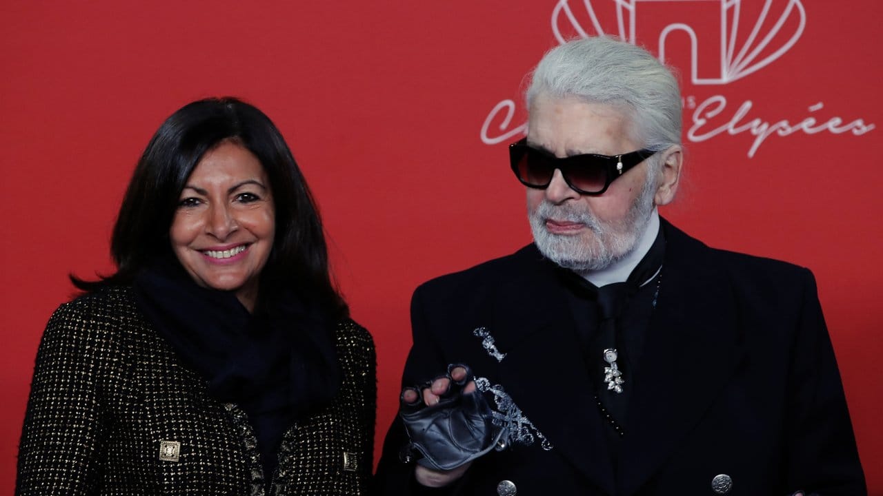 Modedesigner Karl Lagerfeld und Bürgermeisterin Anne Hidalgo bei der Zeremonie.