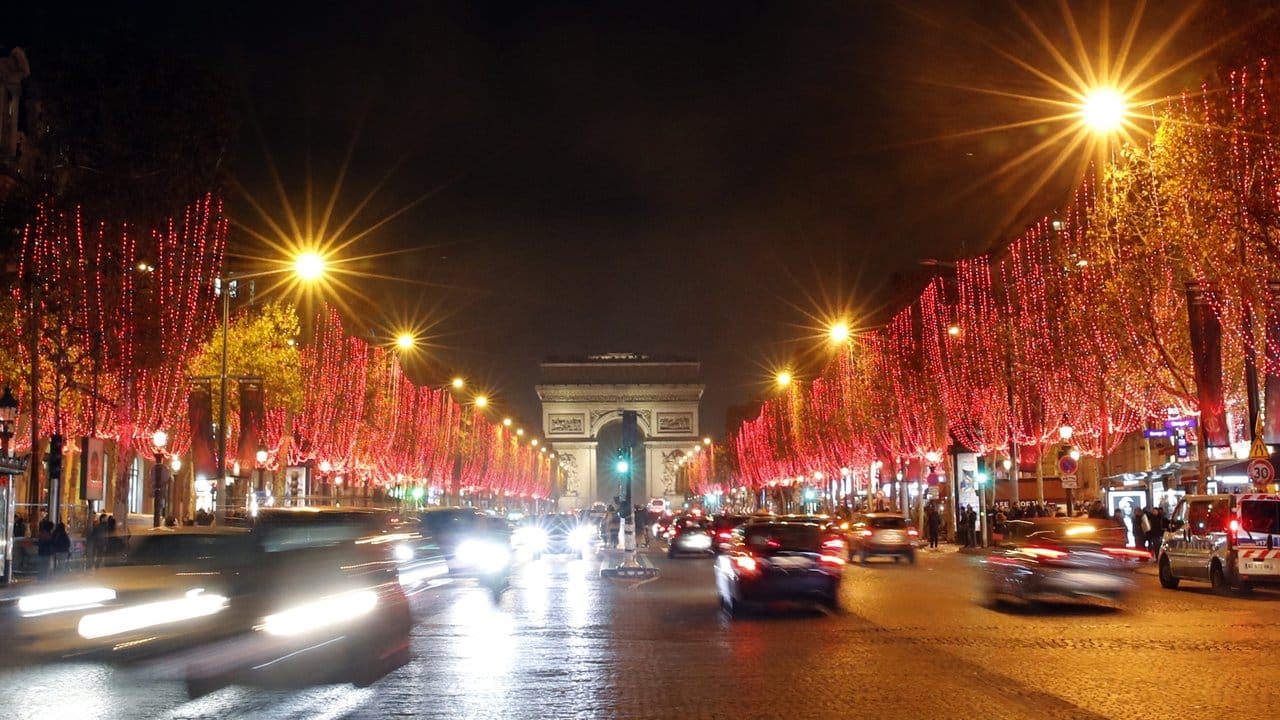 Die Champs-Élysees im Lichterglanz.