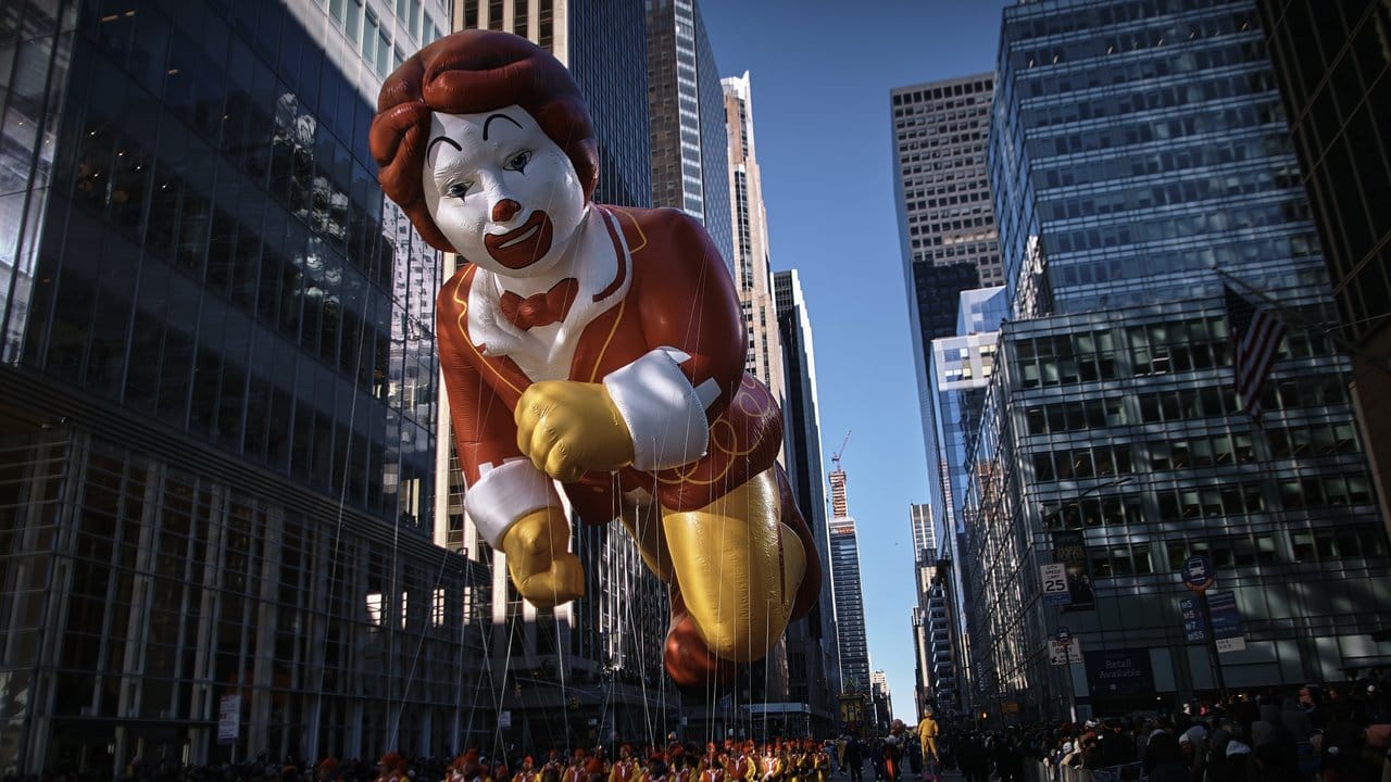Ronald McDonald gleitet durch die Häuserschluchten.
