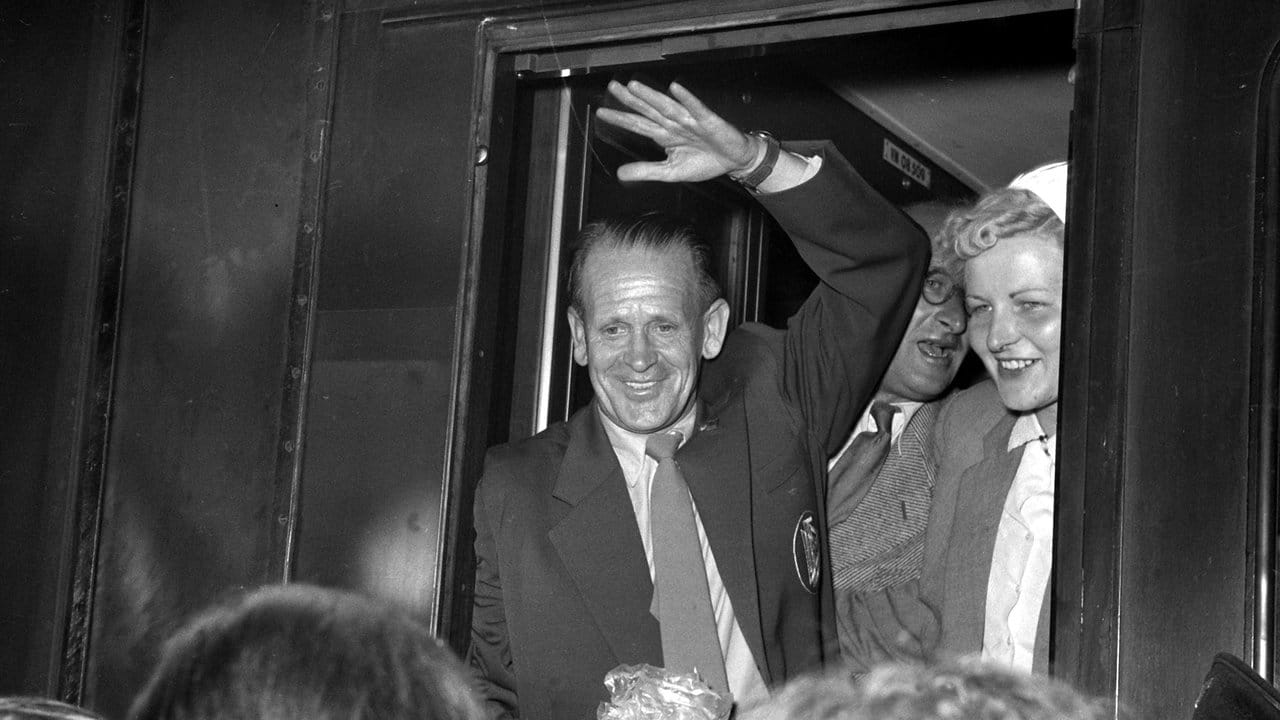 Bundestrainer Sepp Herberger (M) führte 1954 die Nationalmannschaft sensationell zum ersten WM-Titel. Bundestrainer Sepp Herberger (M) führte 1954 die Nationalmannschaft sensationell zum ersten WM-Titel.