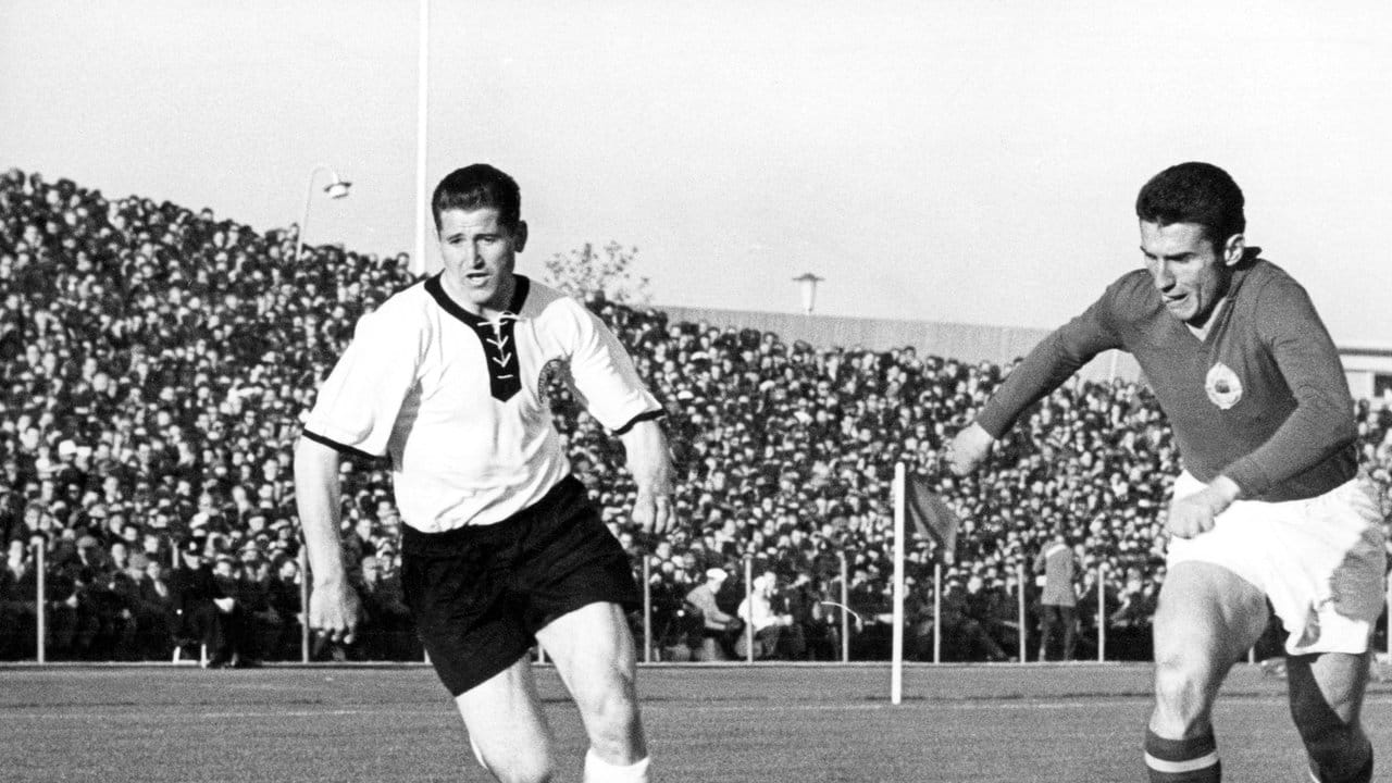 Torjäger Helmut Rahn (l) hat den Mythos "Wunder von Bern" entscheidend mitgeprägt. Torjäger Helmut Rahn (l) hat den Mythos "Wunder von Bern" entscheidend mitgeprägt.