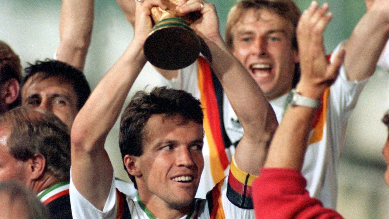 Mannschaftskapitän Lothar Matthäus holte mit dem DFB-Team 1990 den dritten Titel. Mannschaftskapitän Lothar Matthäus holte mit dem DFB-Team 1990 den dritten Titel.