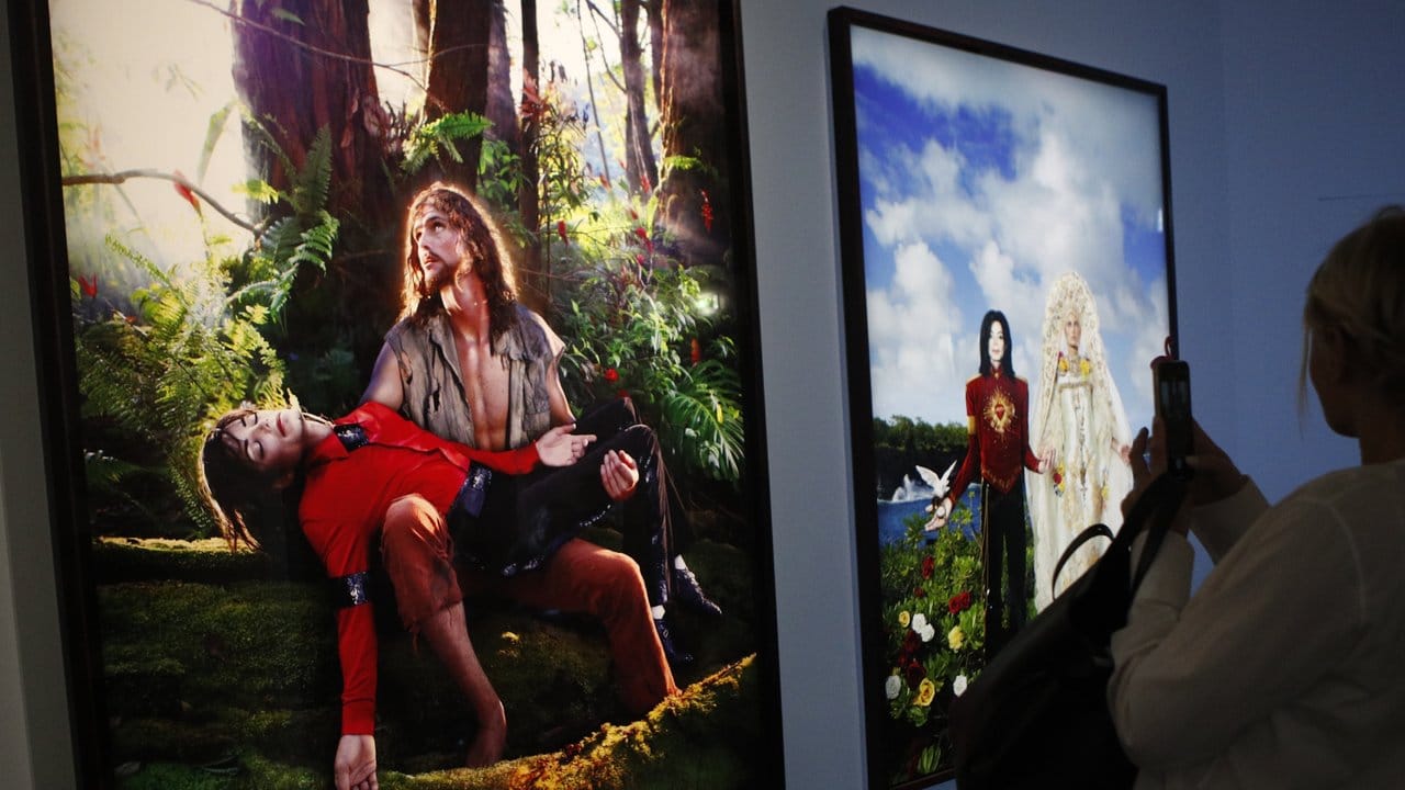 "American Jesus" (l) und "Die Seligsprechung" ("The Beatification") des US-Künstlers David LaChapelle in der Michael-Jackson-Show.