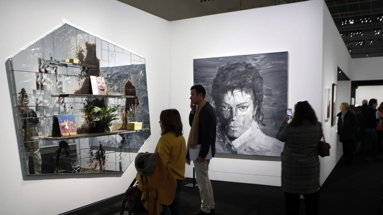 "The Whiz" (l) des US-Künstlers Rashid Johnson neben "In Memory of Michael Jackson" des chinesischen Künstlers Yan Pei-Ming.
