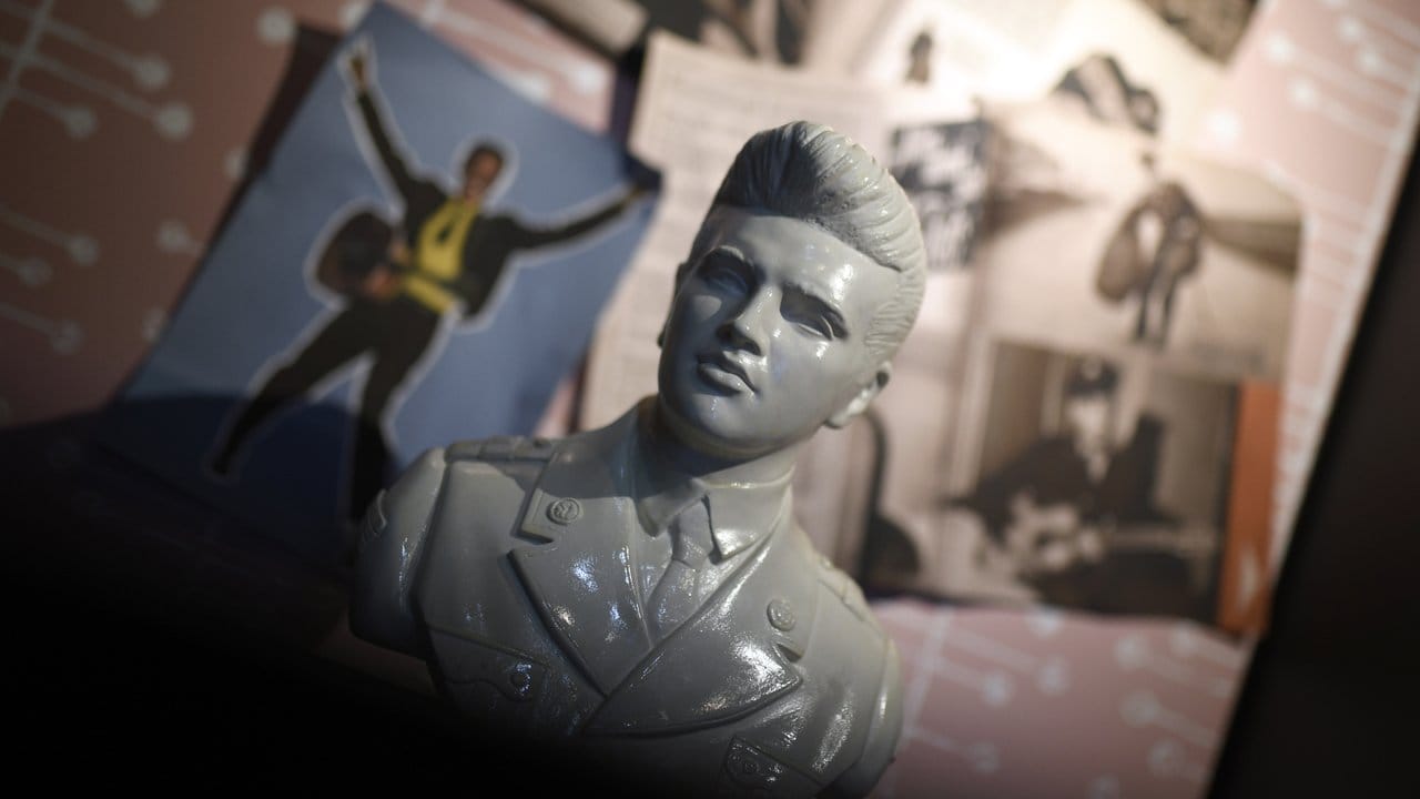 Eine Büste von Elvis Presley. Eine Büste von Elvis Presley.