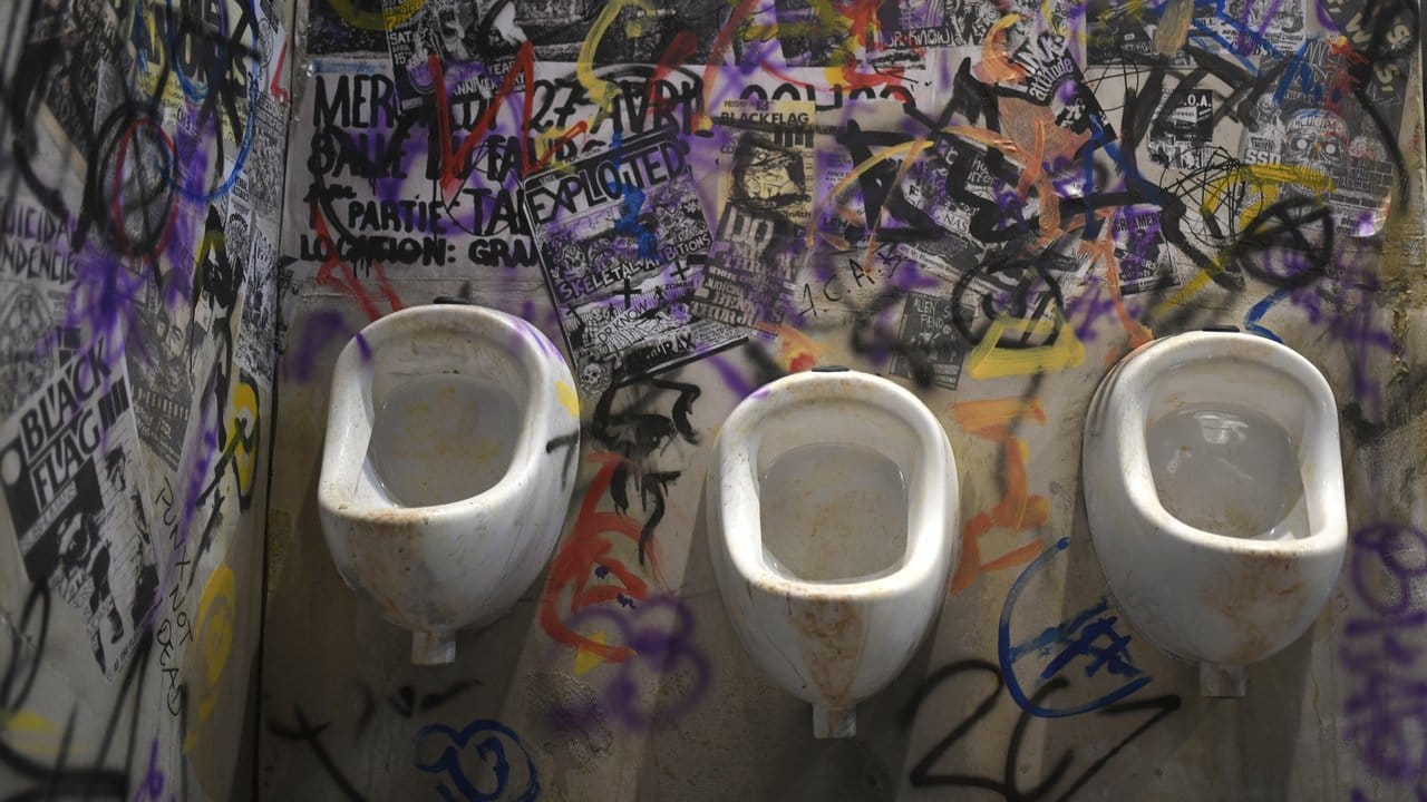 Pissoirs im Themenbereich Punk. Pissoirs im Themenbereich Punk.