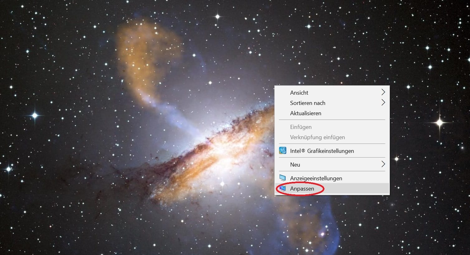Alternativ klicken Sie mit der rechten Maustaste auf eine freie Stelle auf dem Desktop. Es öffnet sich ein Menü. Wählen Sie "Anpassen".
