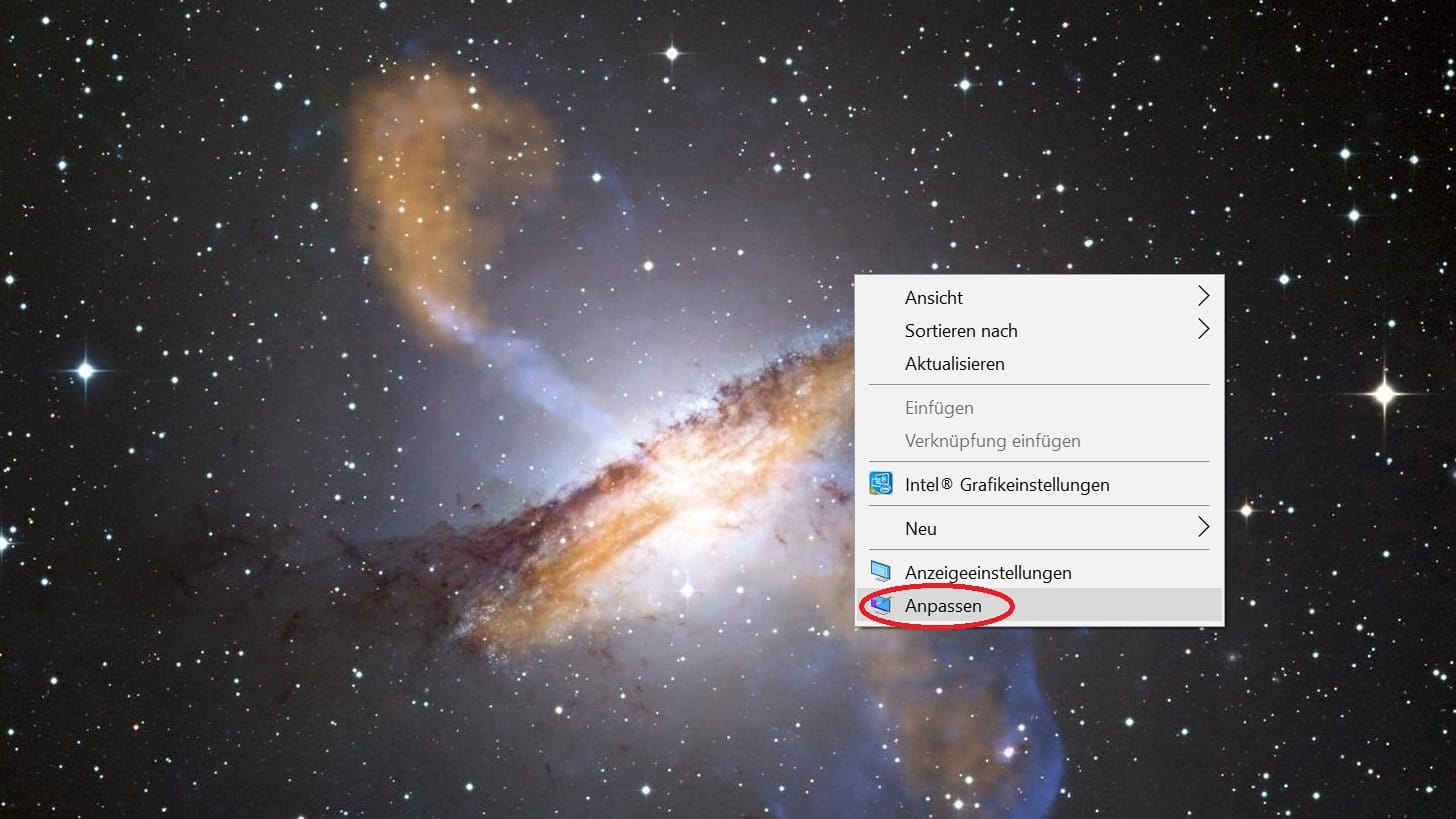 Alternativ klicken Sie mit der rechten Maustaste auf eine freie Stelle auf dem Desktop. Es öffnet sich ein Menü. Wählen Sie "Anpassen".
