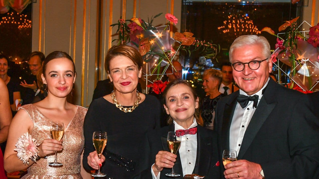 Bundespräsident Frank-Walter Steinmeier und seine Frau Elke Büdenbender feiern im Hotel Adlon mit Katharina (2.