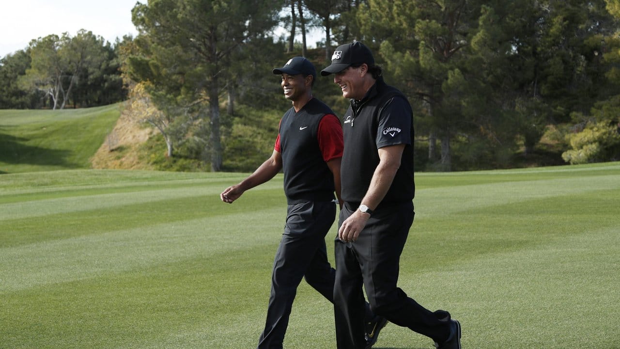 Phil Mickelson (r) und Tiger Woods schreiten während ihres Privatduells auf dem Golfplatz Shadow Creek über das Grün.