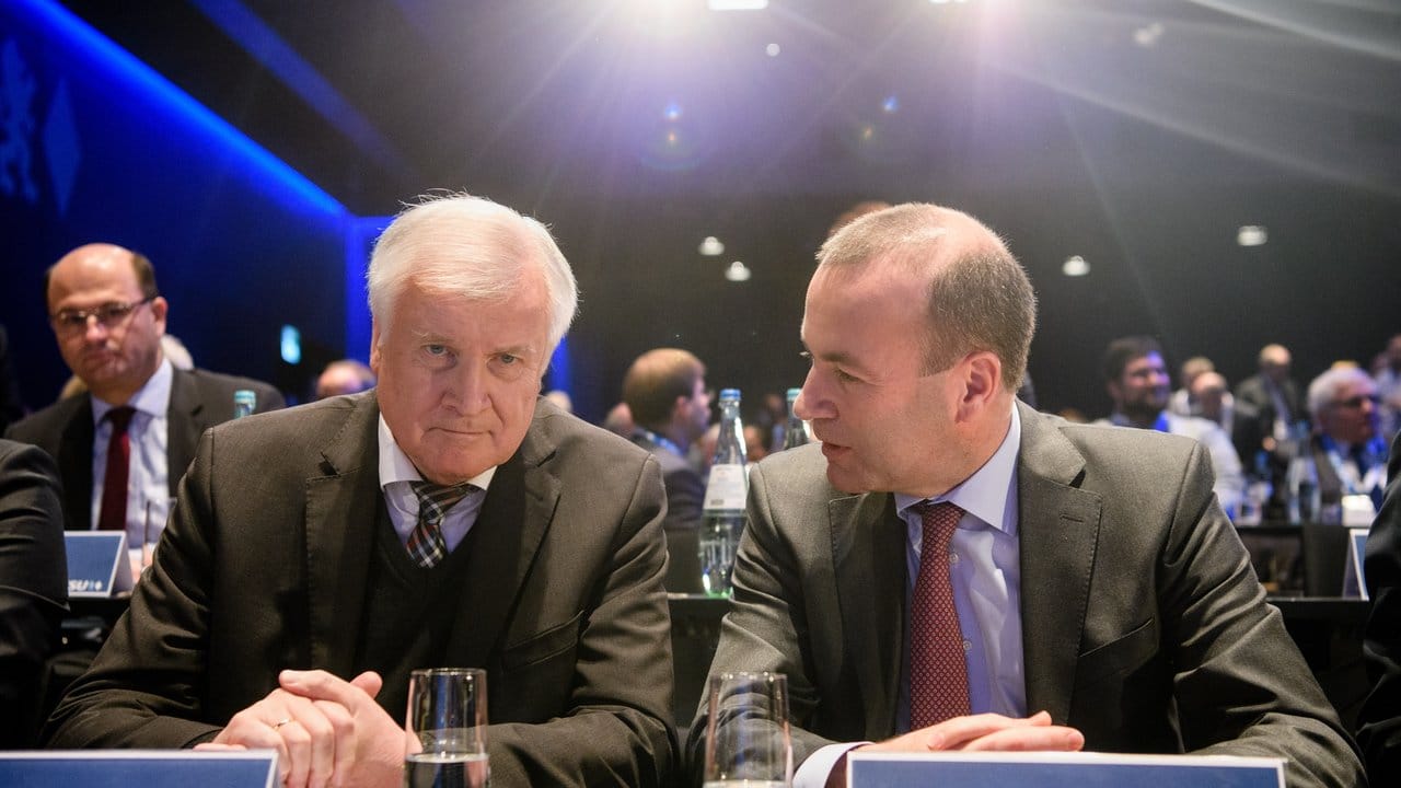 Innenminister Horst Seehofer (l) und EVP-Fraktionschef Manfred Weber unterhalten sich auf der CSU-Delegiertenversammlung in München.