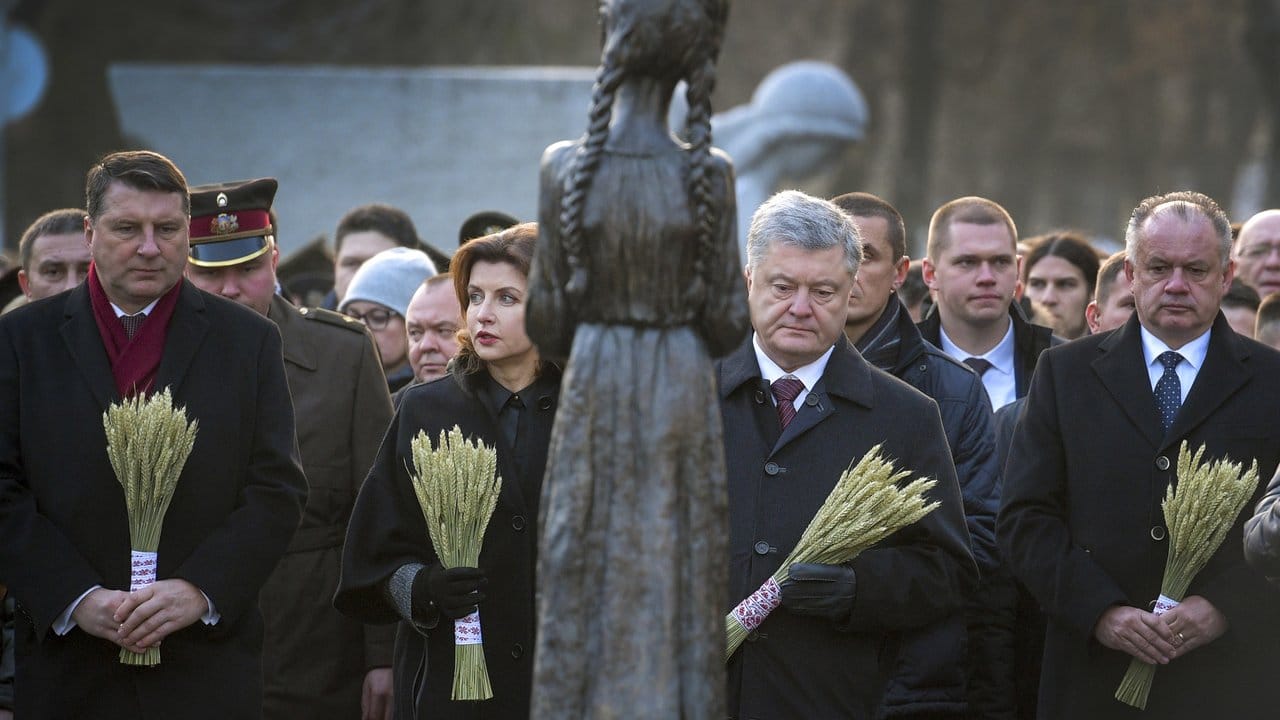 Der ukrainische Präsident Petro Poroschenko nimmt zusammen mit seiner Frau Marina sowie seinen Amtskollegen aus Lettland, Raimonds Vejonis (l), und der Slowakei, Andrej Kiska (r), in Kiew an einer Gedenkveranstaltung zur Hungersnot vor 86 Jahren teil.