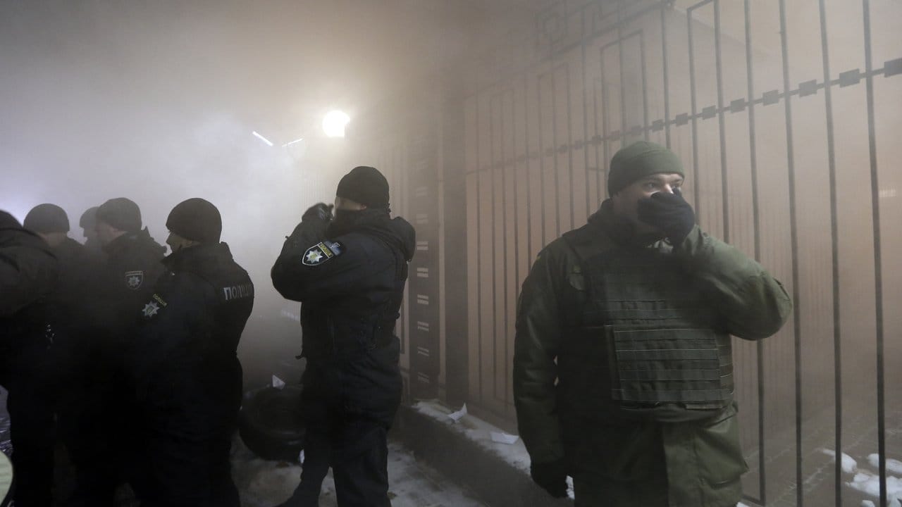 Ein starkes Polizeiaufgebot sichert die russische Botschaft in Kiew ab.