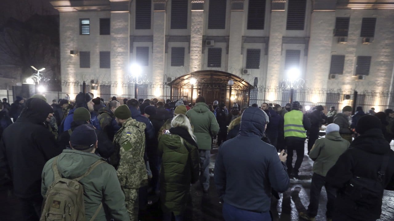 In Kiew versammelten sich Dutzende Demonstranten vor der russischen Botschaft.