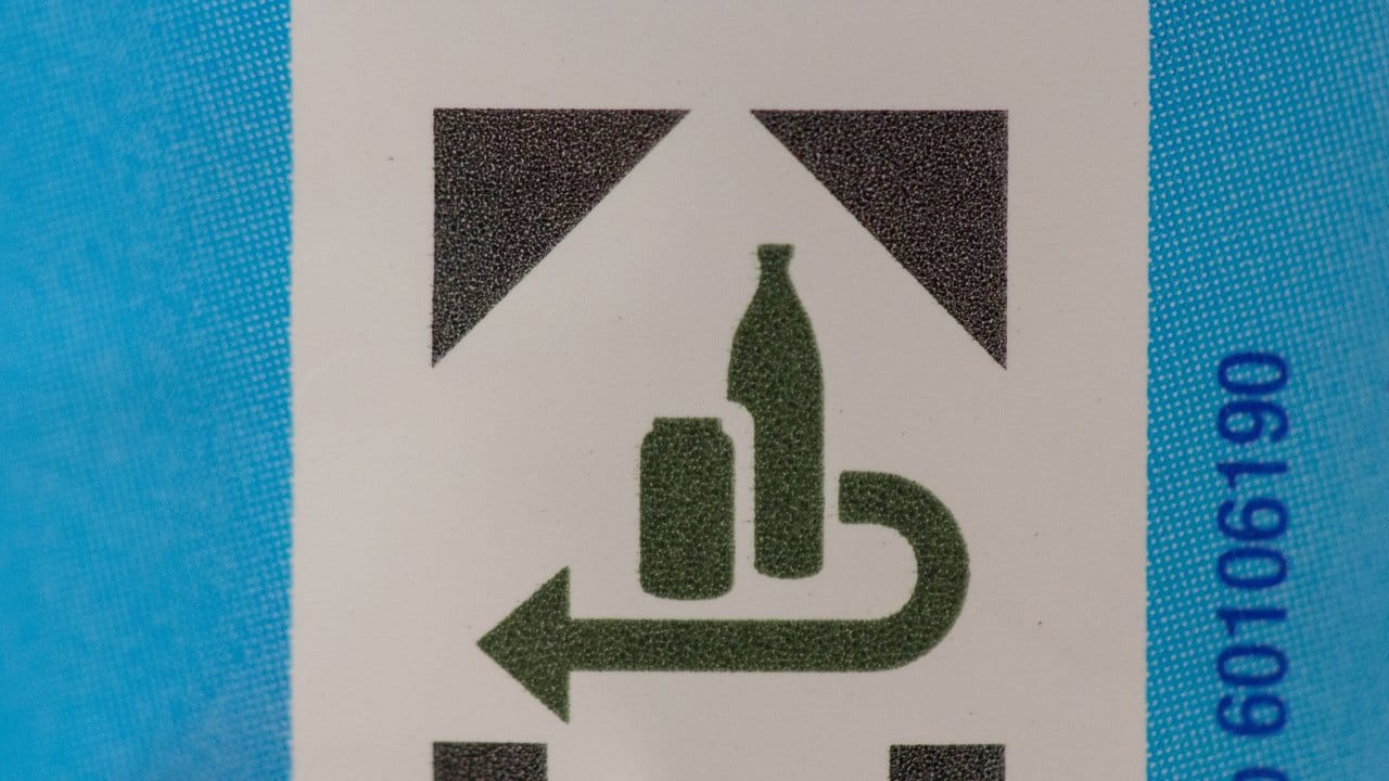 Der Kampf gegen Einweg: Das Pfand-Logo auf einer Plastikflasche.