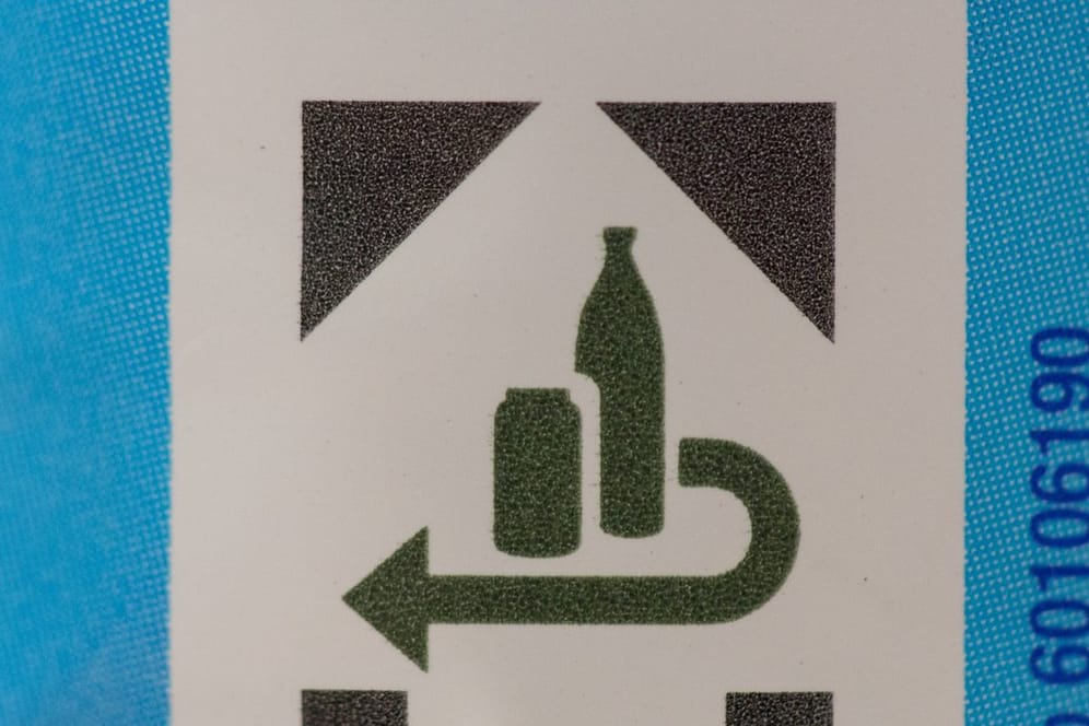 Der Kampf gegen Einweg: Das Pfand-Logo auf einer Plastikflasche.