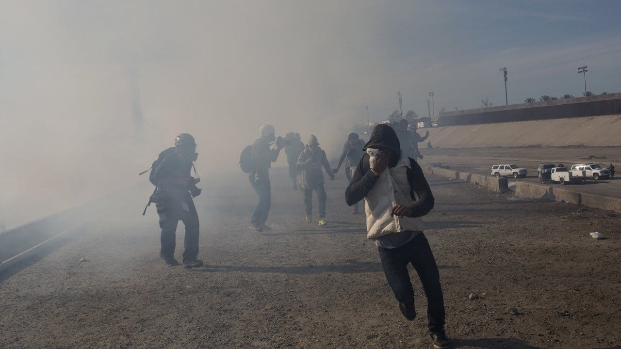 Migranten fliehen vor Tränengas, das von US-Sicherheitskräften am Grenzübergang Chaparral eingesetzt wurde.